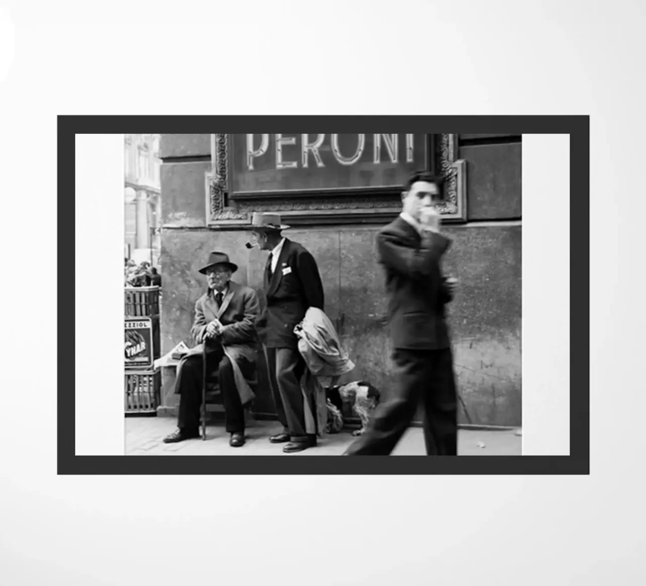 Uomini in una strada di Napoli zerbino da Black And White