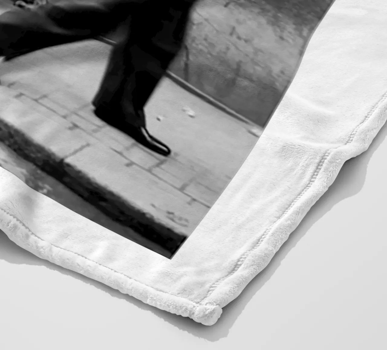 Uomini in una strada di Napoli coperta in pile da Black And White