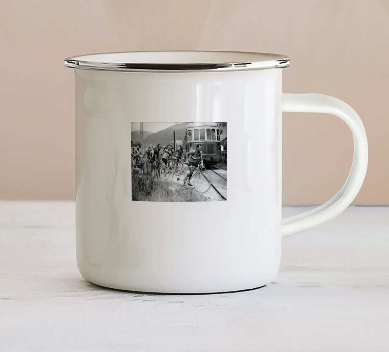Giro di Francia tazza in smalto da Black And White