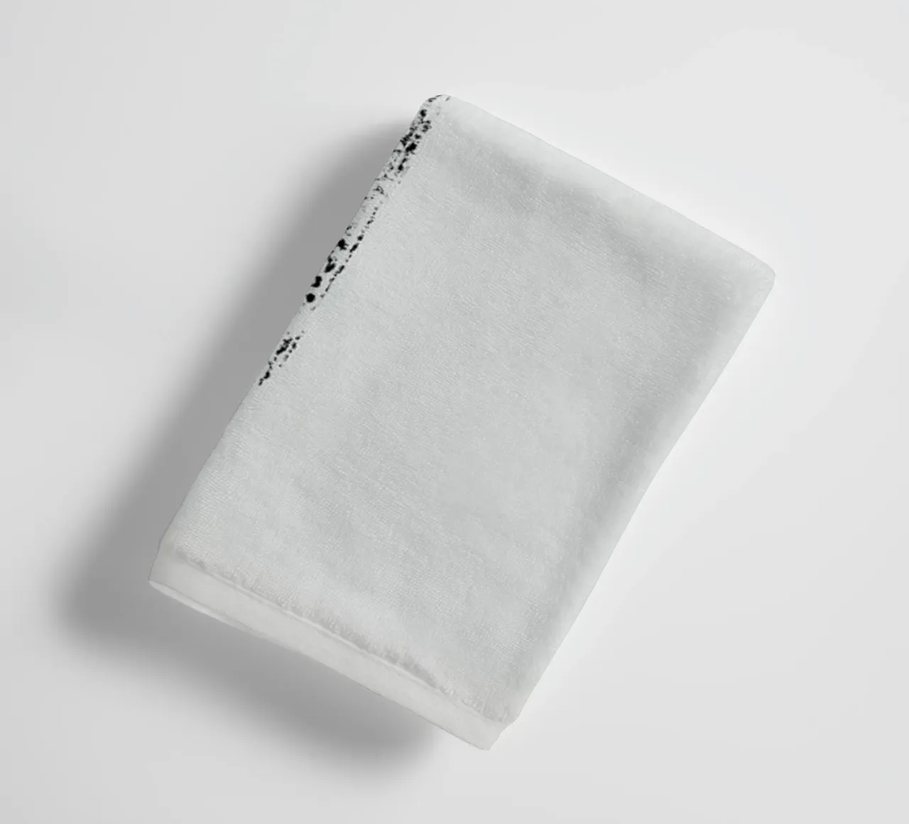 Black And Red Minimal Abstract asciugamano da bagno da Ingrid Beddoes