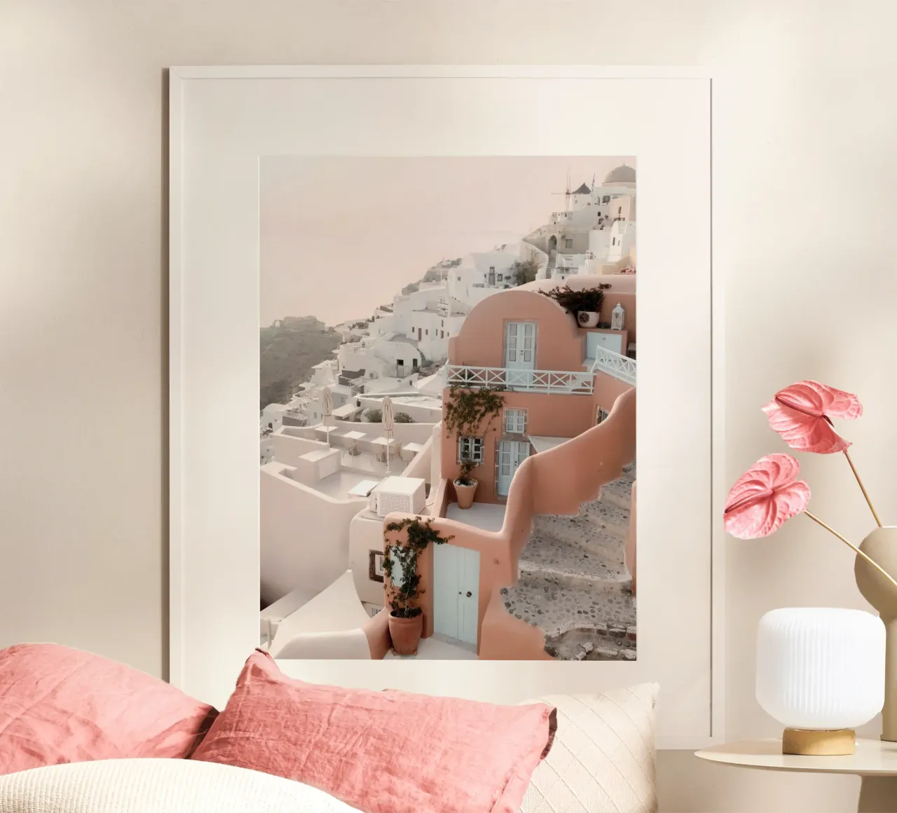 Alba su un villaggio bianco a Santorini - Oia, Grecia poster con telaio in legno da Kimberley Jekel Photography