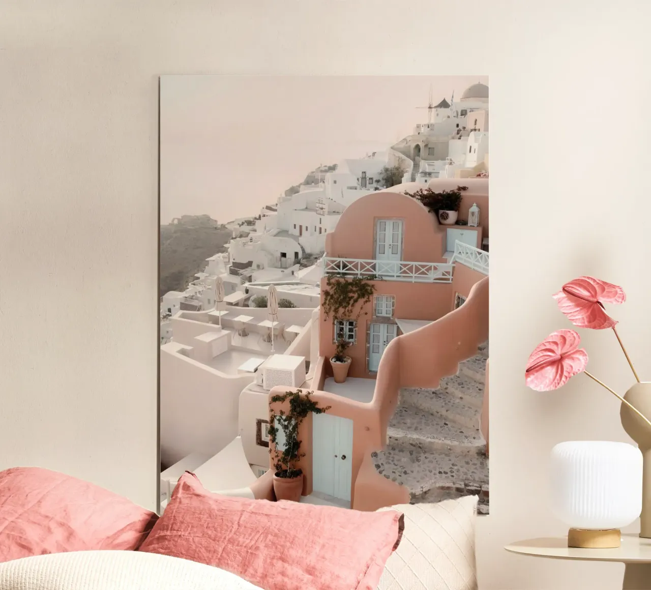 Alba su un villaggio bianco a Santorini - Oia, Grecia poster con telaio in legno da Kimberley Jekel Photography