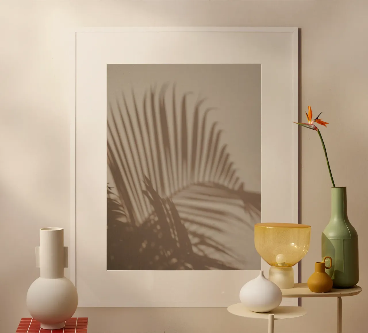 Schatten eines Palmblattes auf einer beigen Wand Hahnemühle von Kimberley Jekel Photography