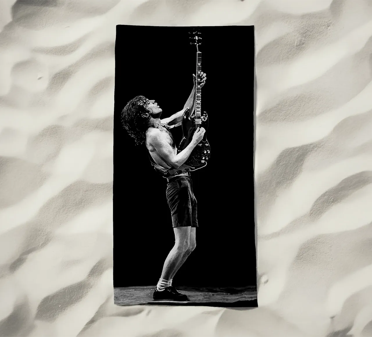 Young Angus Strandtuch von Attaboy Dsgn