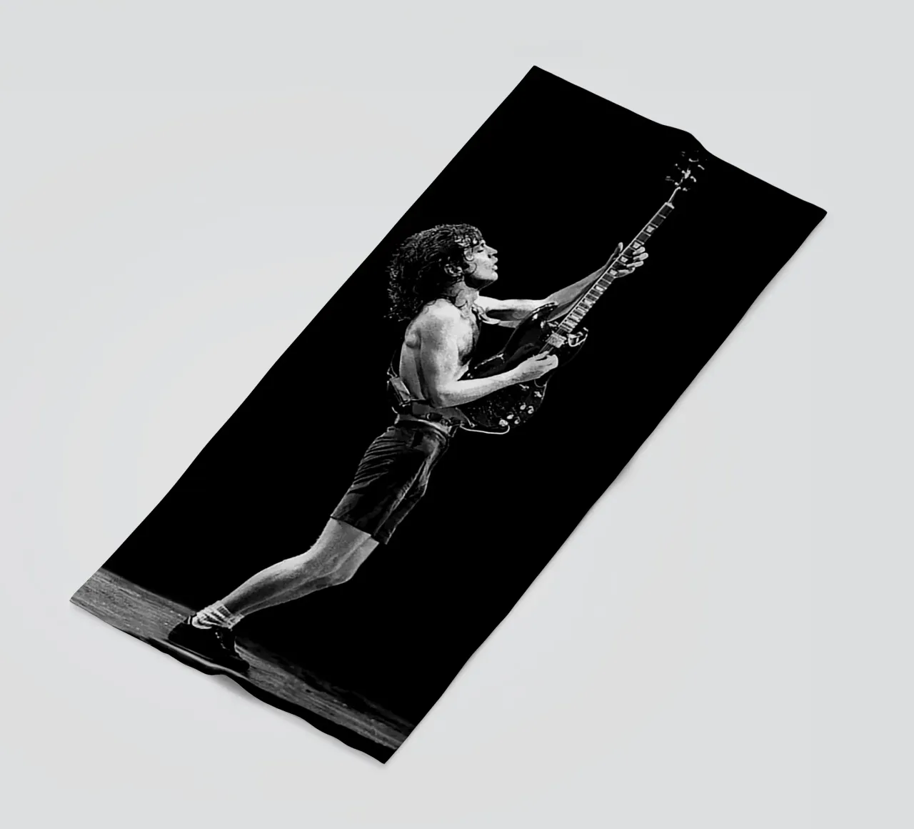 Young Angus Strandtuch von Attaboy Dsgn