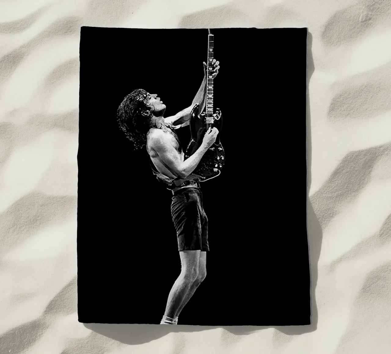 Young Angus Strandtuch von Attaboy Dsgn