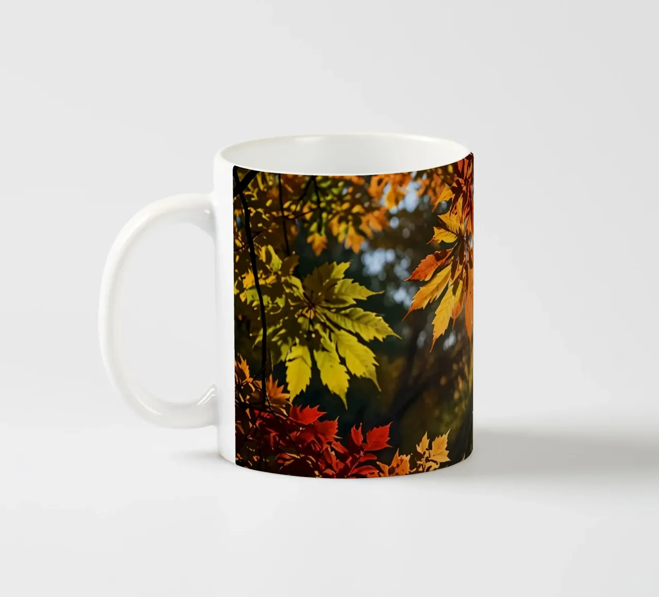 Foglie d'autunno dai colori vivaci illuminate dalla luce del sole tazza in ceramica da DesignDoodle