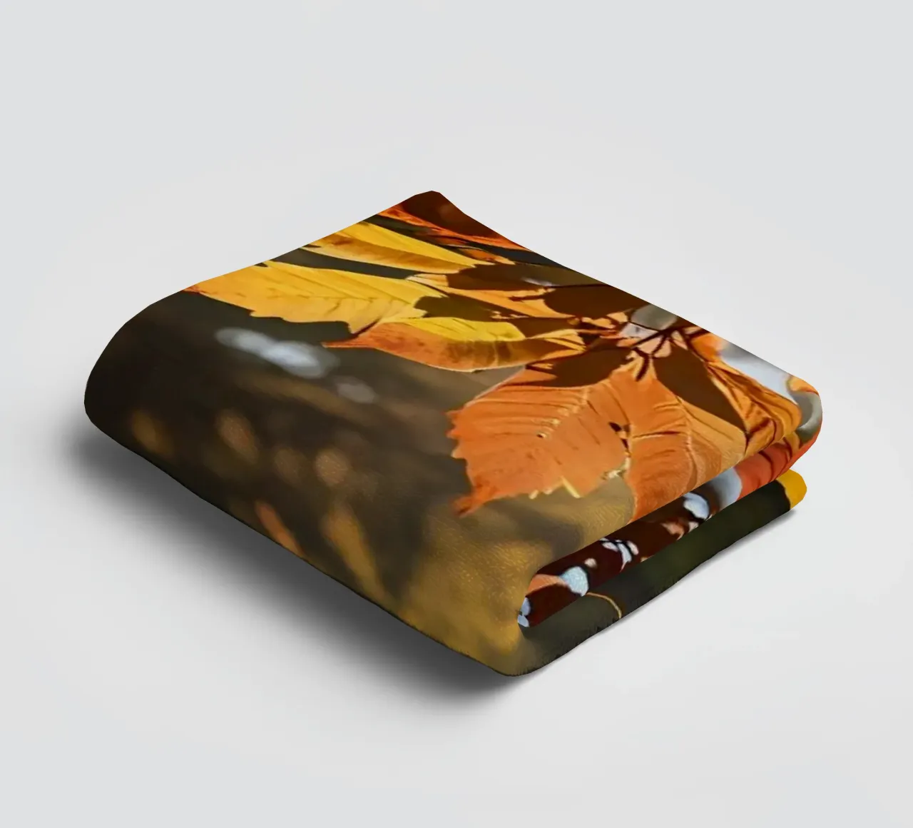 Foglie d'autunno dai colori vivaci illuminate dalla luce del sole asciugamano da bagno da DesignDoodle