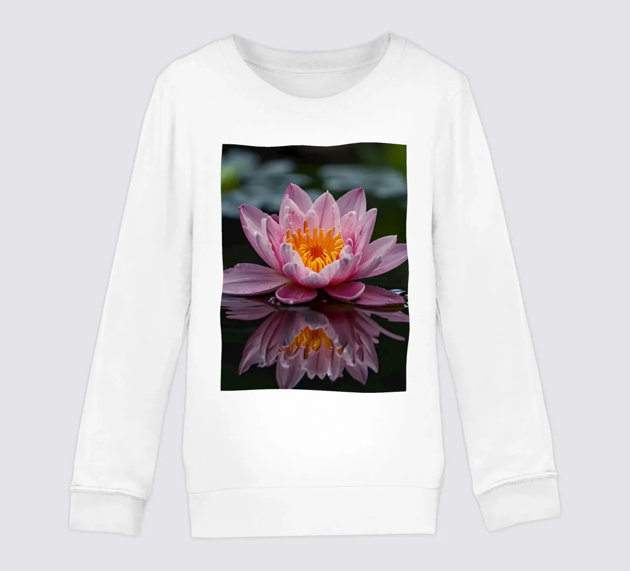 Una colorata ninfea rosa fiorisce con grazia felpa bambino da DesignDoodle