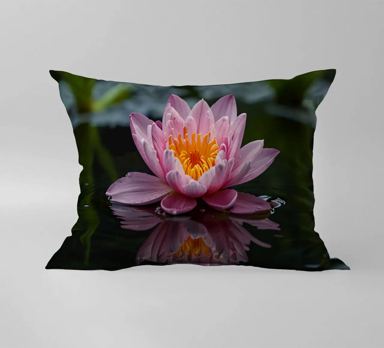 Una colorata ninfea rosa fiorisce con grazia cuscino da DesignDoodle