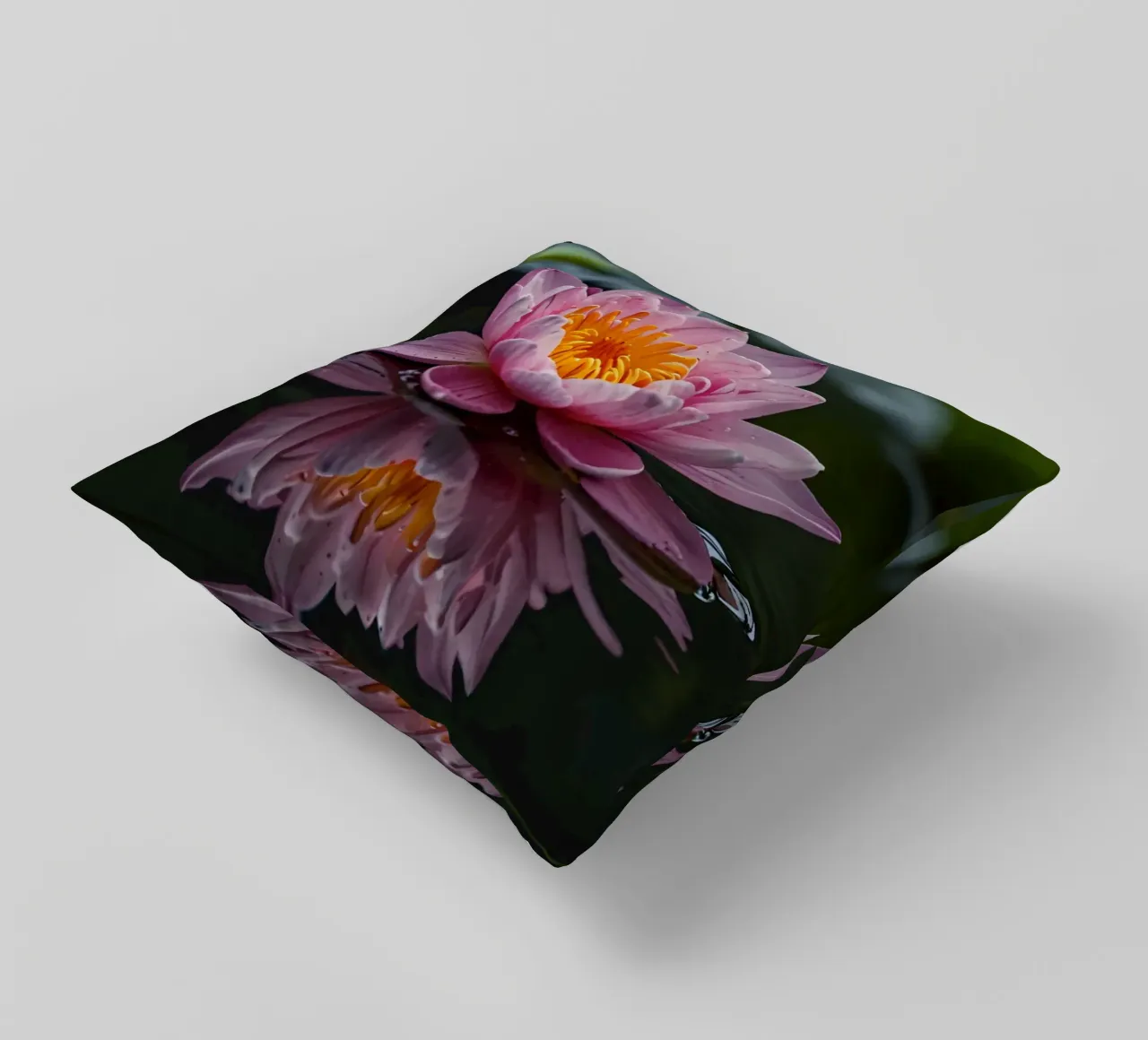 Una colorata ninfea rosa fiorisce con grazia cuscino da DesignDoodle