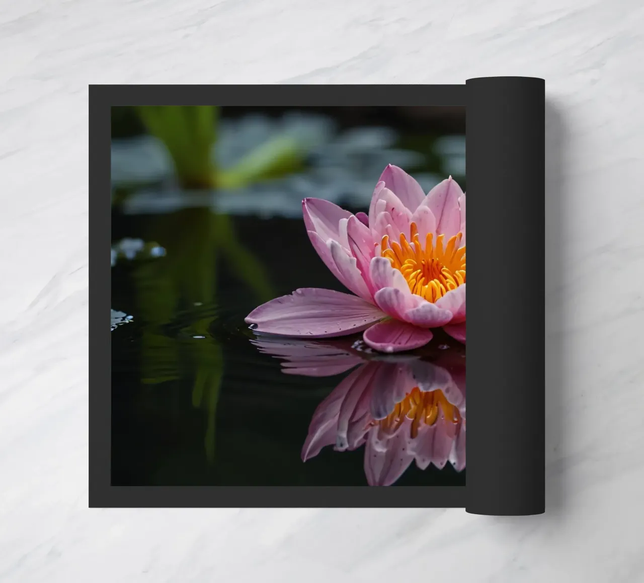 Una colorata ninfea rosa fiorisce con grazia zerbino da DesignDoodle