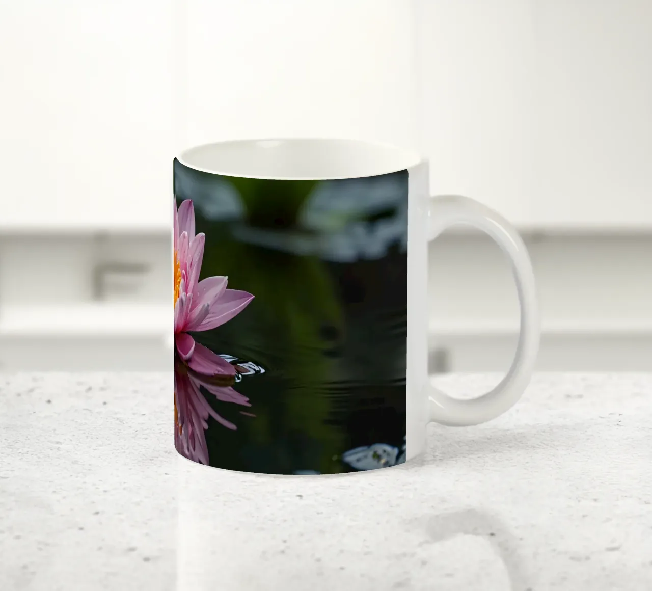 Una colorata ninfea rosa fiorisce con grazia tazza in ceramica da DesignDoodle
