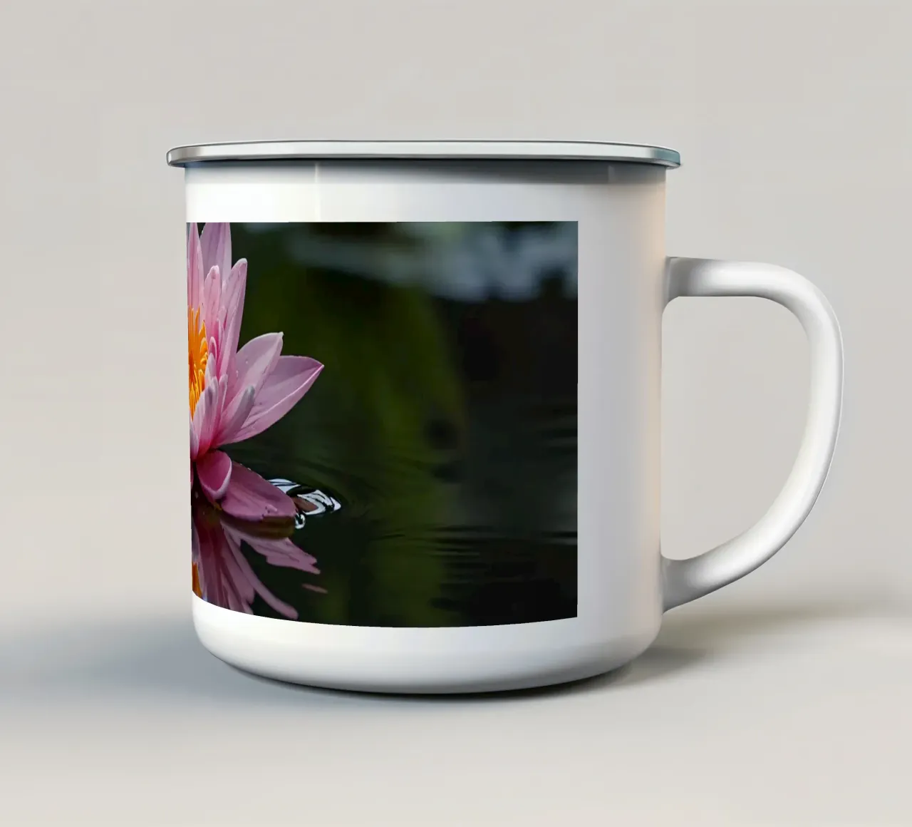 Una colorata ninfea rosa fiorisce con grazia tazza in smalto da DesignDoodle