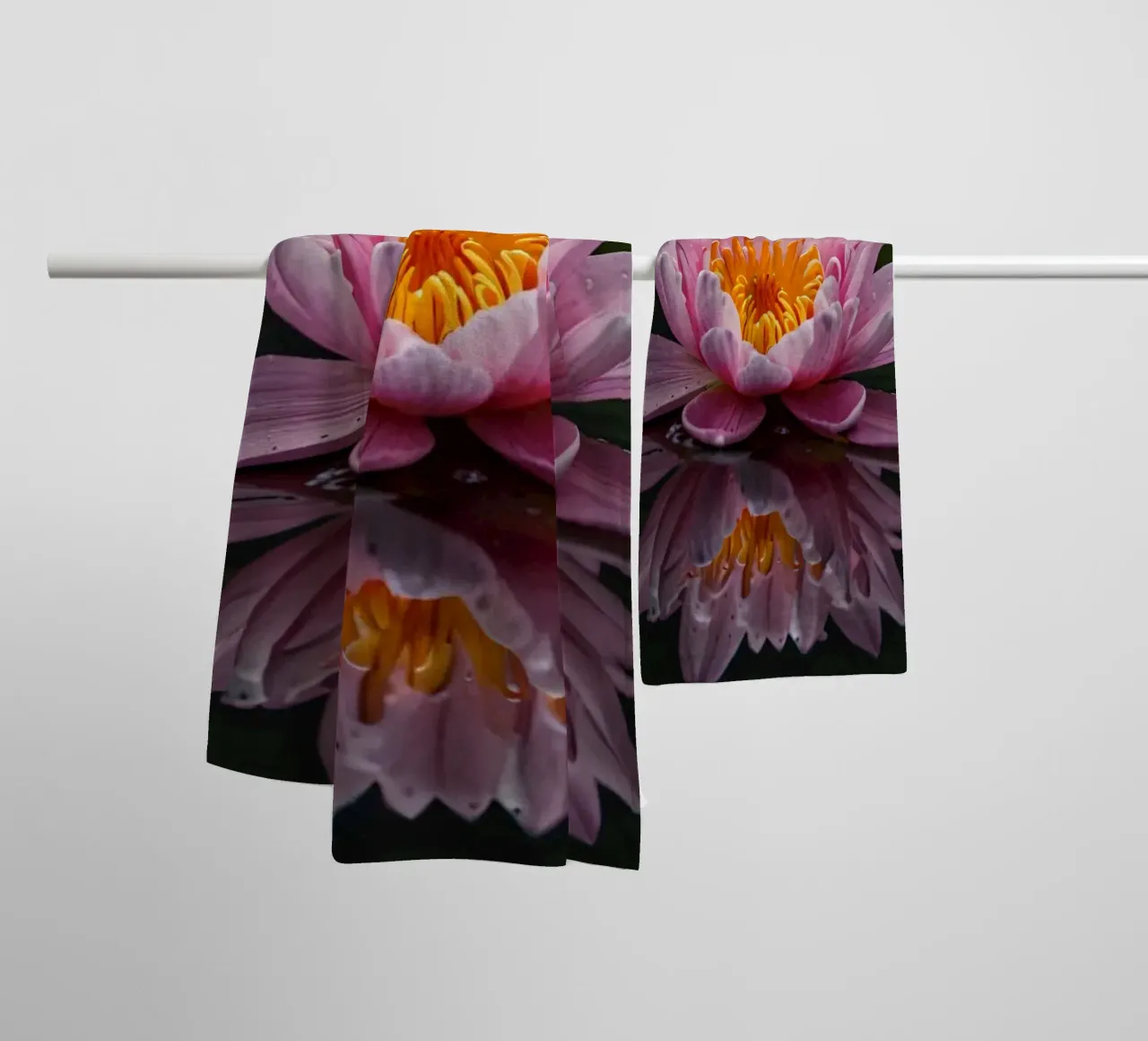Una colorata ninfea rosa fiorisce con grazia asciugamano da bagno da DesignDoodle