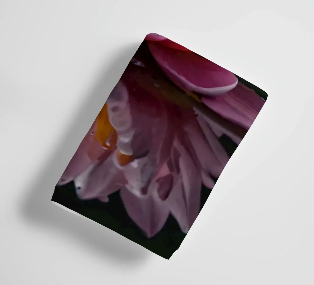 Una colorata ninfea rosa fiorisce con grazia asciugamano da bagno da DesignDoodle