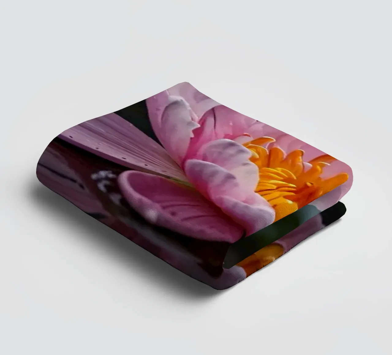Una colorata ninfea rosa fiorisce con grazia asciugamano da bagno da DesignDoodle