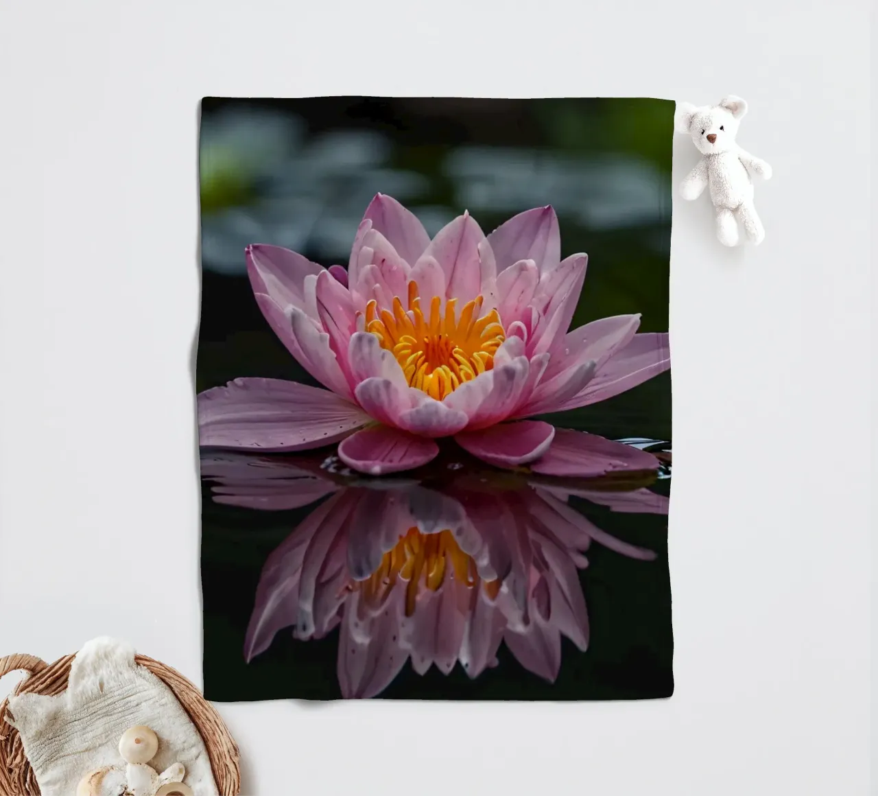 Una colorata ninfea rosa fiorisce con grazia coperta in pile da DesignDoodle