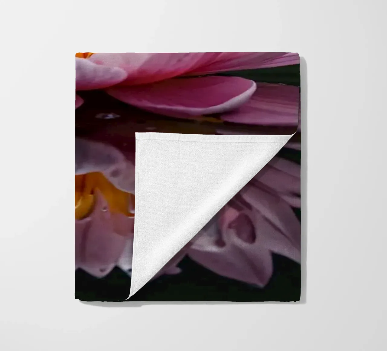 Una colorata ninfea rosa fiorisce con grazia telo mare da DesignDoodle