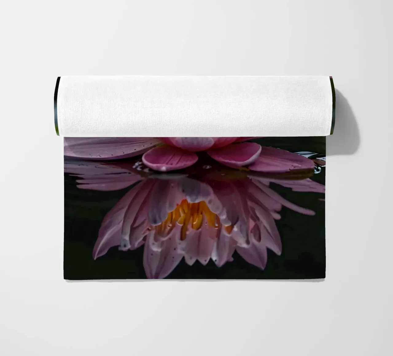 Una colorata ninfea rosa fiorisce con grazia telo mare da DesignDoodle
