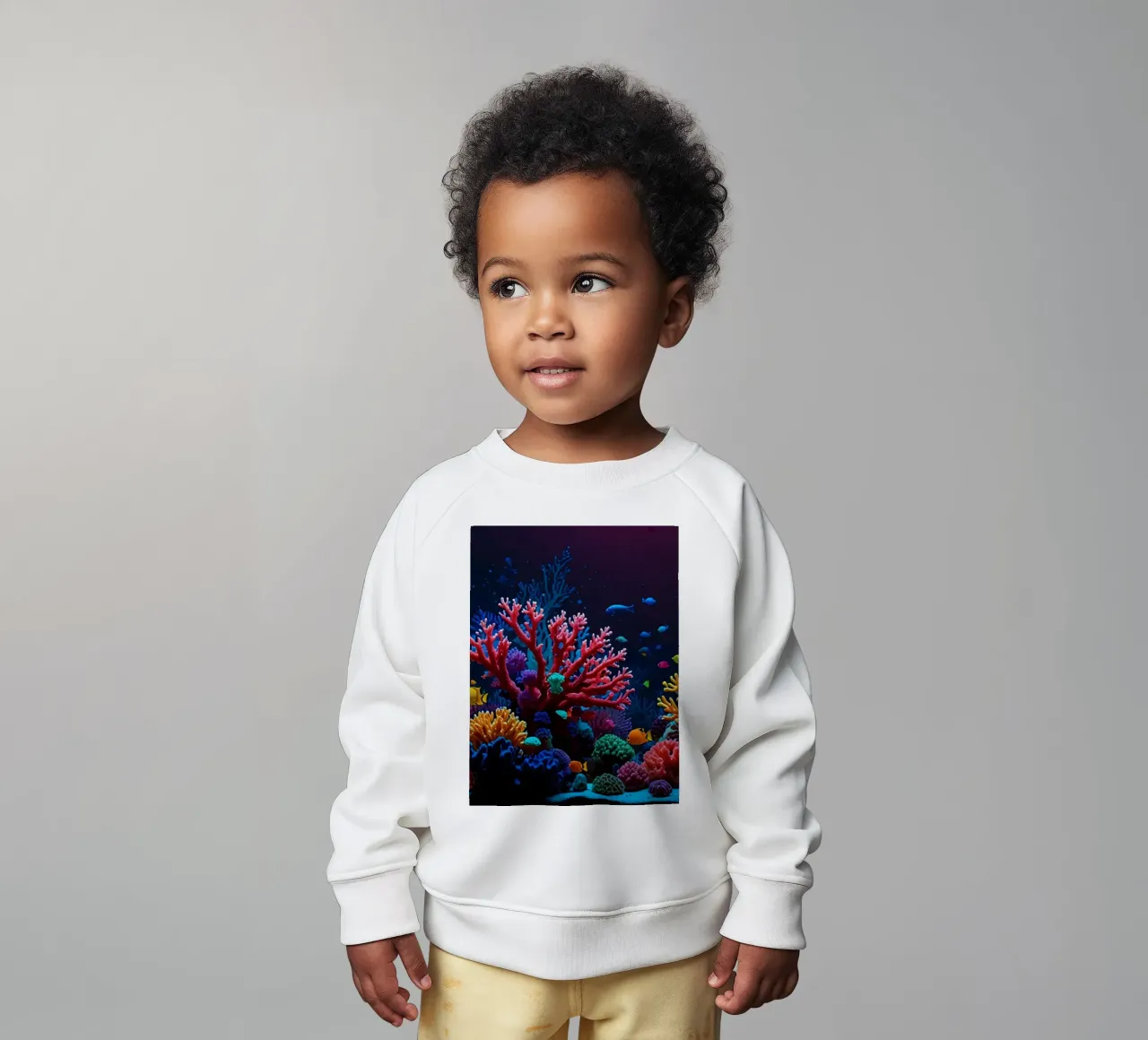 barriera corallina piena di pesci colorati in una calma atmosfera subacquea. felpa neonato da DesignDoodle