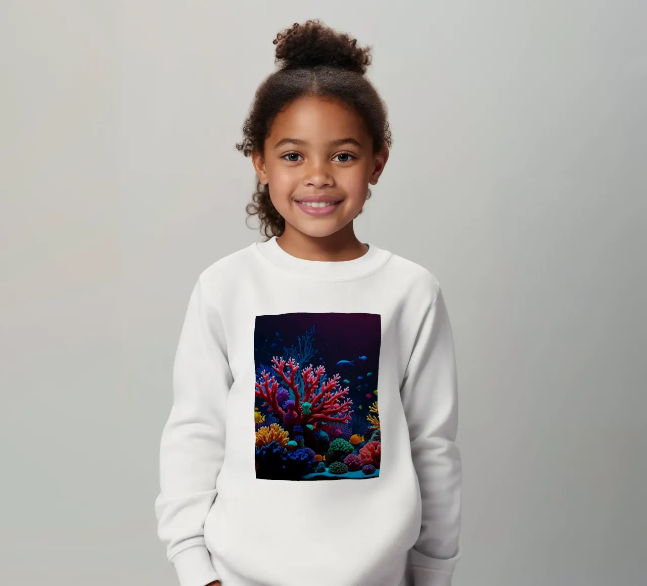 barriera corallina piena di pesci colorati in una calma atmosfera subacquea. felpa bambino da DesignDoodle