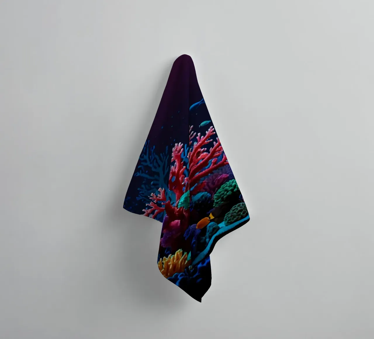barriera corallina piena di pesci colorati in una calma atmosfera subacquea. asciugamano da bagno da DesignDoodle