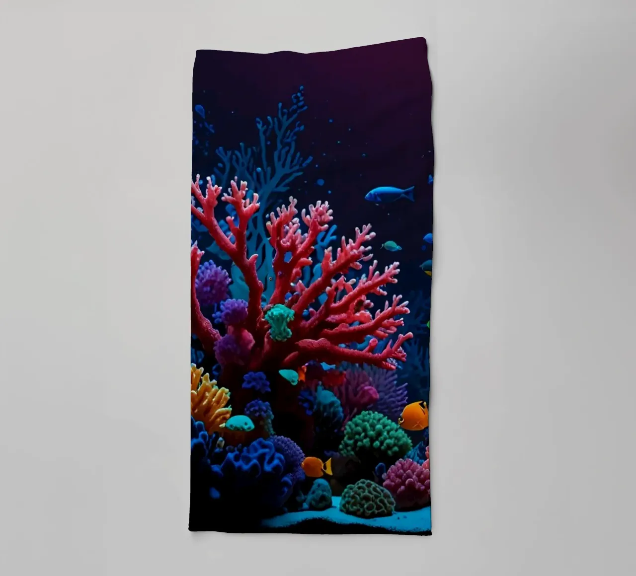 barriera corallina piena di pesci colorati in una calma atmosfera subacquea. asciugamano da bagno da DesignDoodle