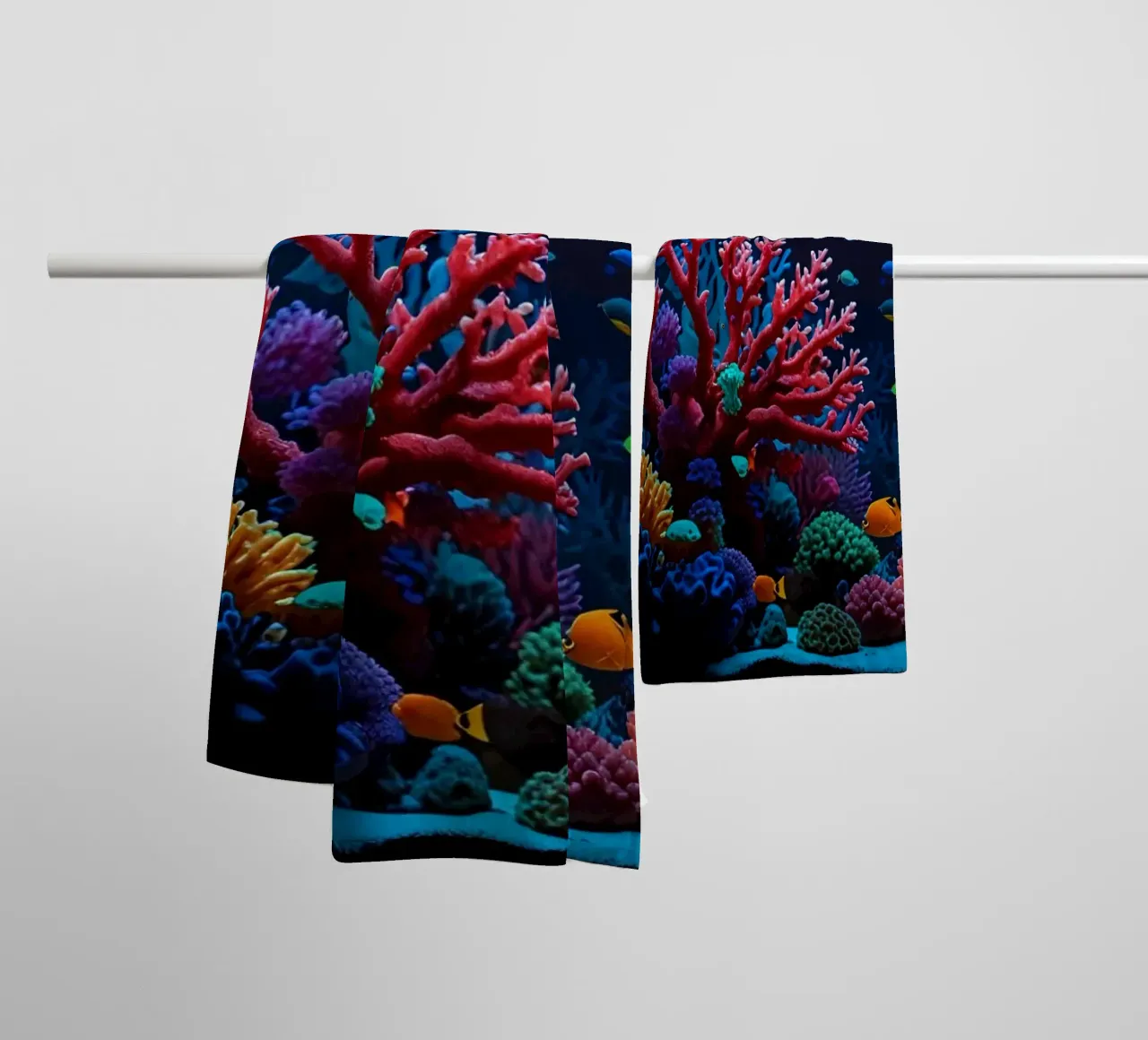 barriera corallina piena di pesci colorati in una calma atmosfera subacquea. asciugamano da bagno da DesignDoodle