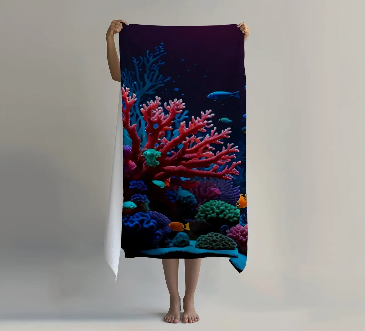 barriera corallina piena di pesci colorati in una calma atmosfera subacquea. telo mare da DesignDoodle