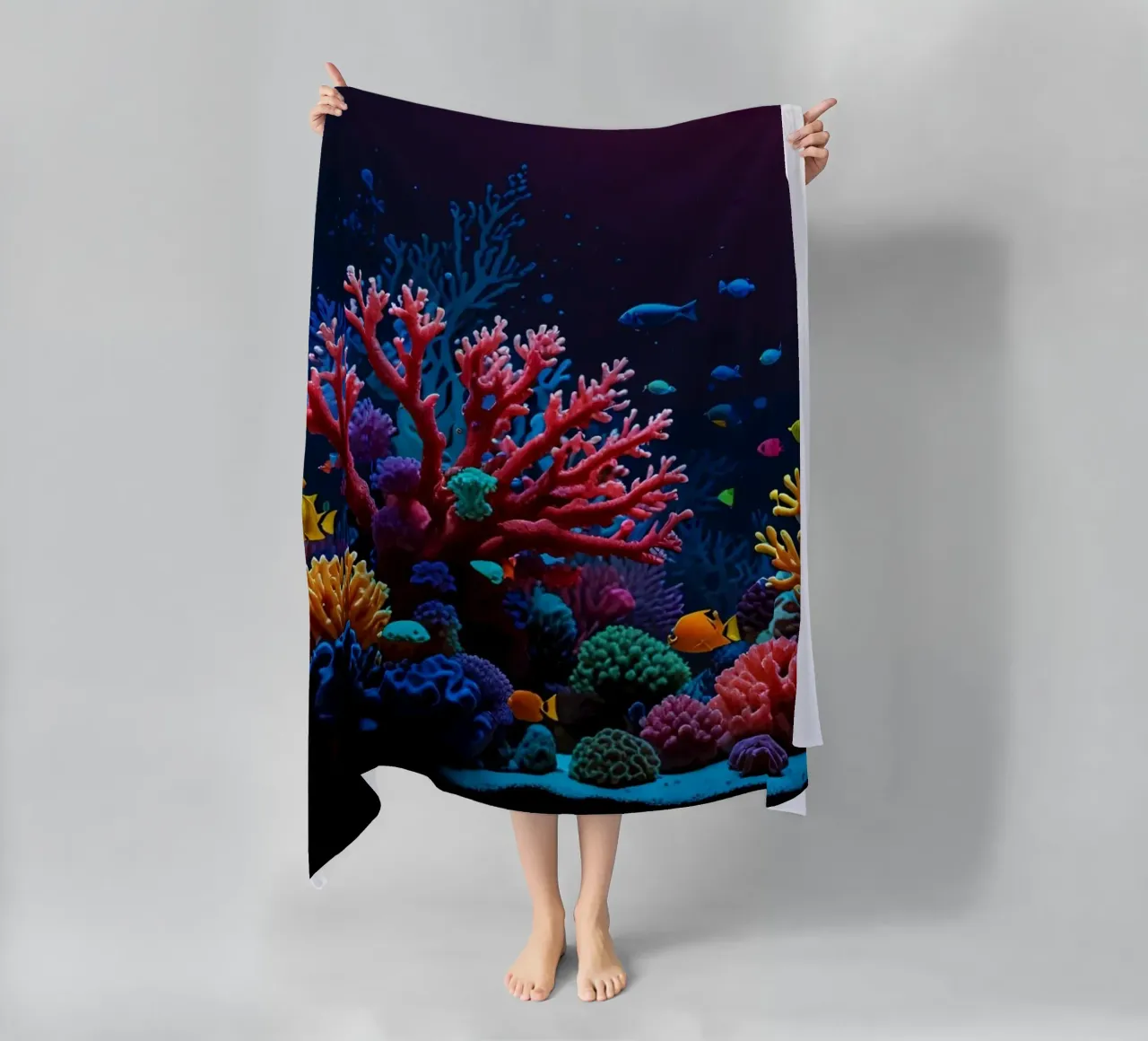barriera corallina piena di pesci colorati in una calma atmosfera subacquea. telo mare da DesignDoodle