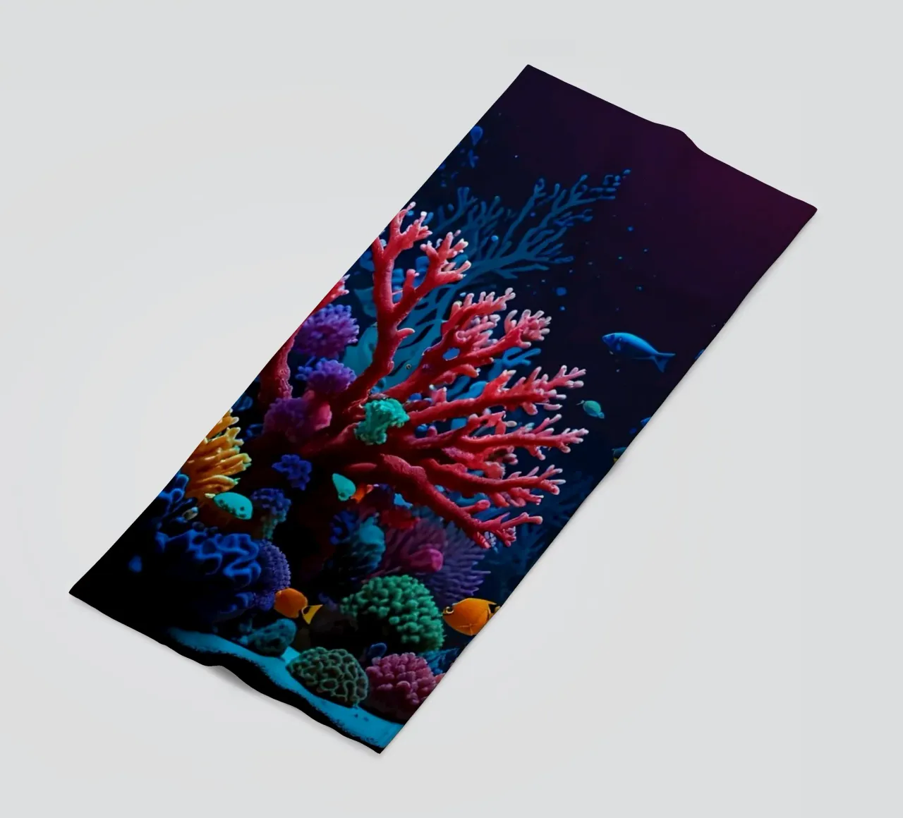 barriera corallina piena di pesci colorati in una calma atmosfera subacquea. telo mare da DesignDoodle