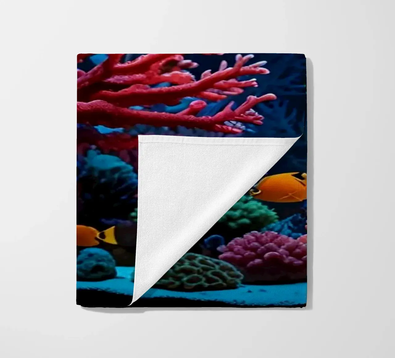 barriera corallina piena di pesci colorati in una calma atmosfera subacquea. telo mare da DesignDoodle