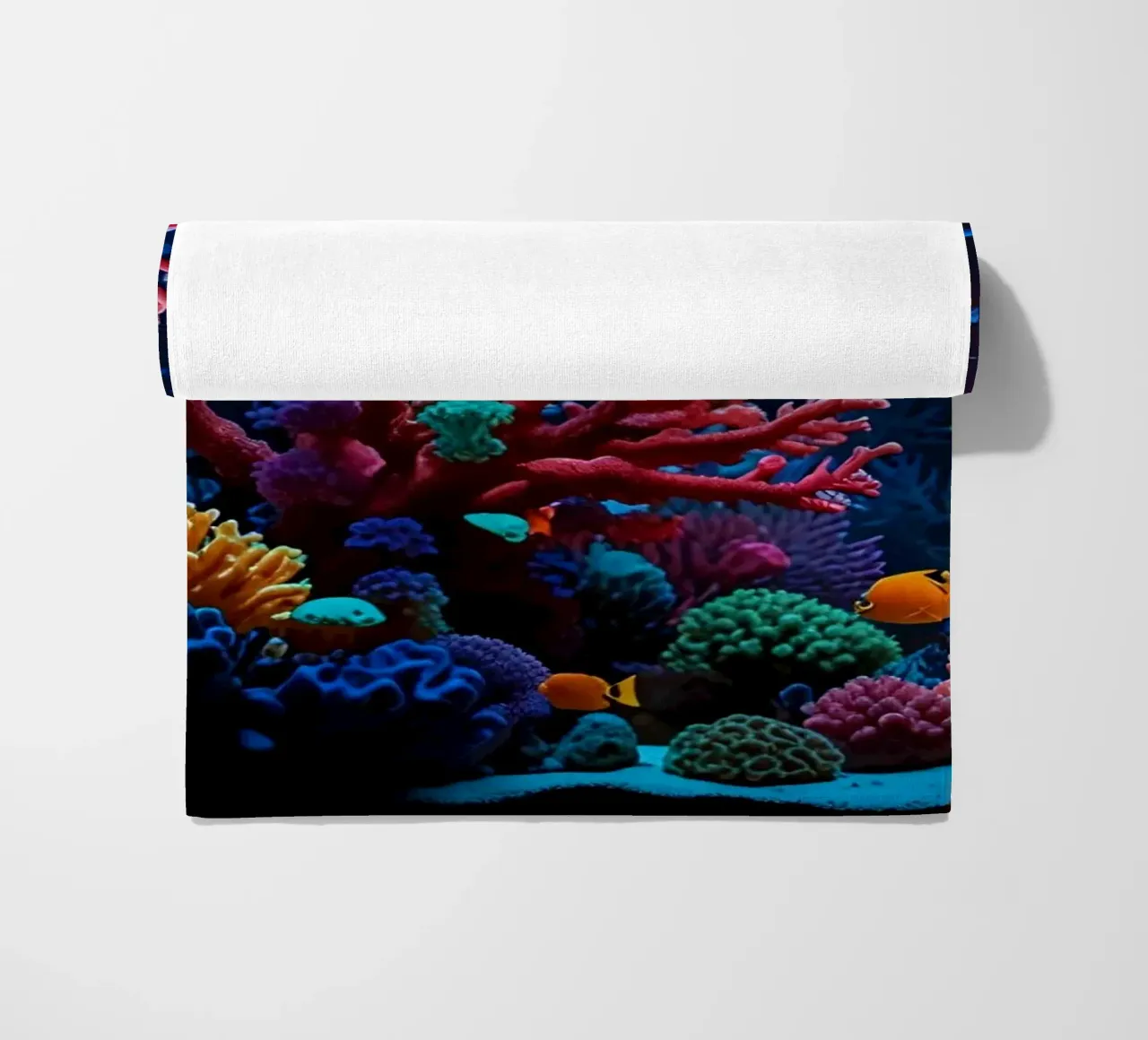 barriera corallina piena di pesci colorati in una calma atmosfera subacquea. telo mare da DesignDoodle