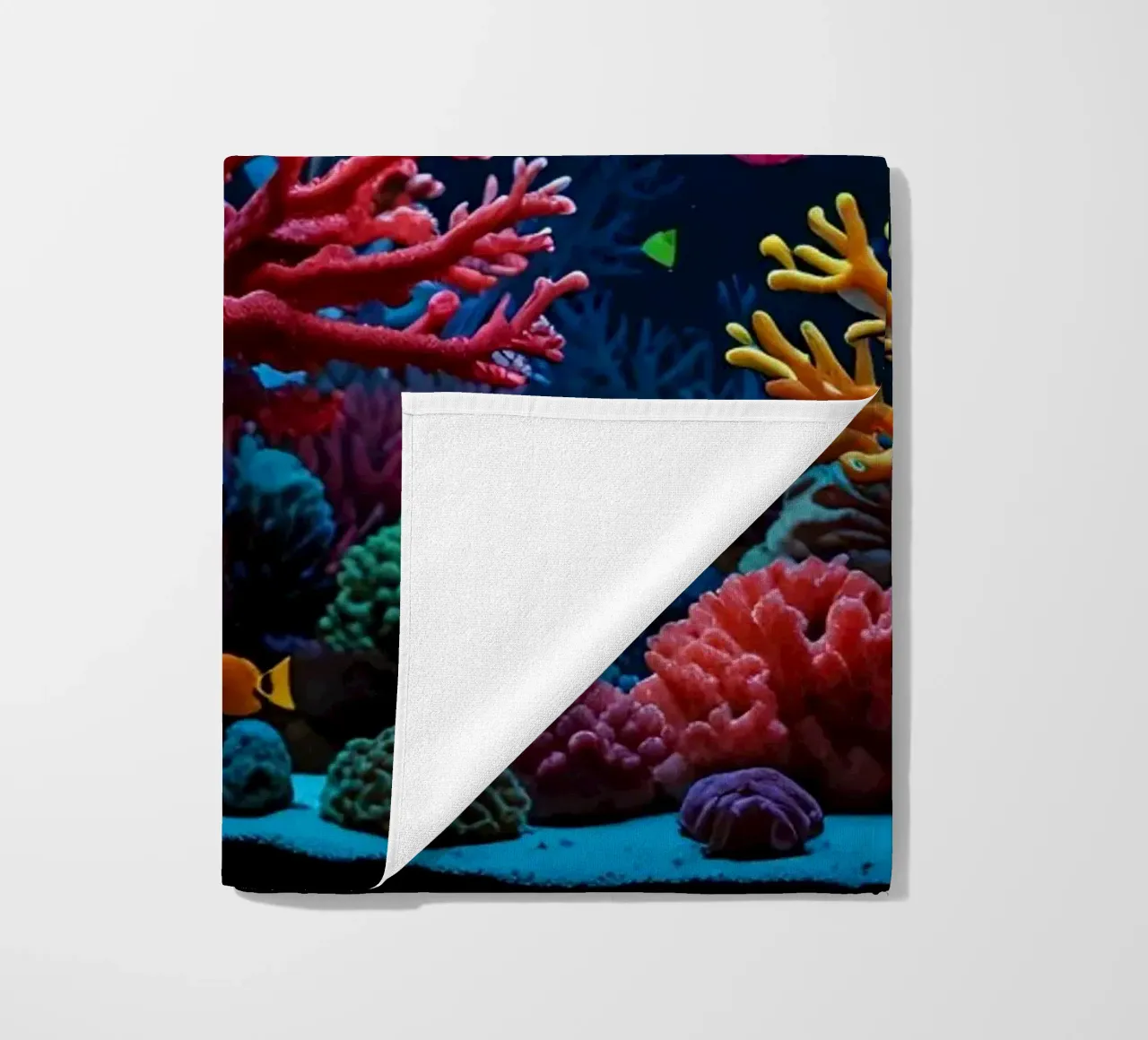 barriera corallina piena di pesci colorati in una calma atmosfera subacquea. telo mare da DesignDoodle