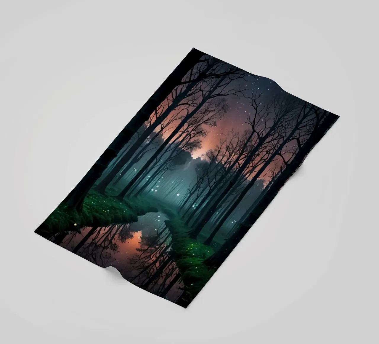 Foresta crepuscolare con corso d'acqua scintillante telo mare da DesignDoodle