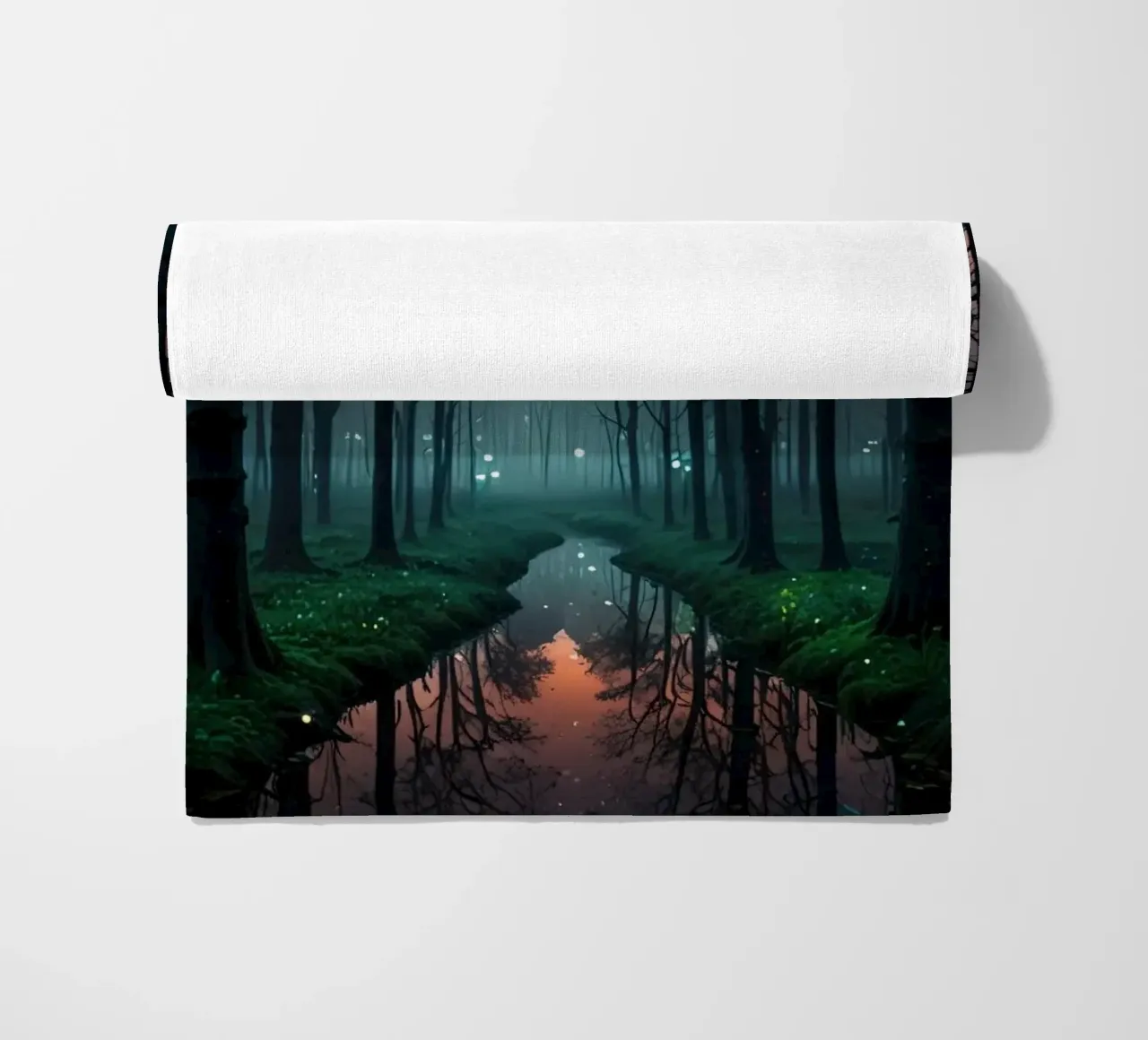 Foresta crepuscolare con corso d'acqua scintillante telo mare da DesignDoodle