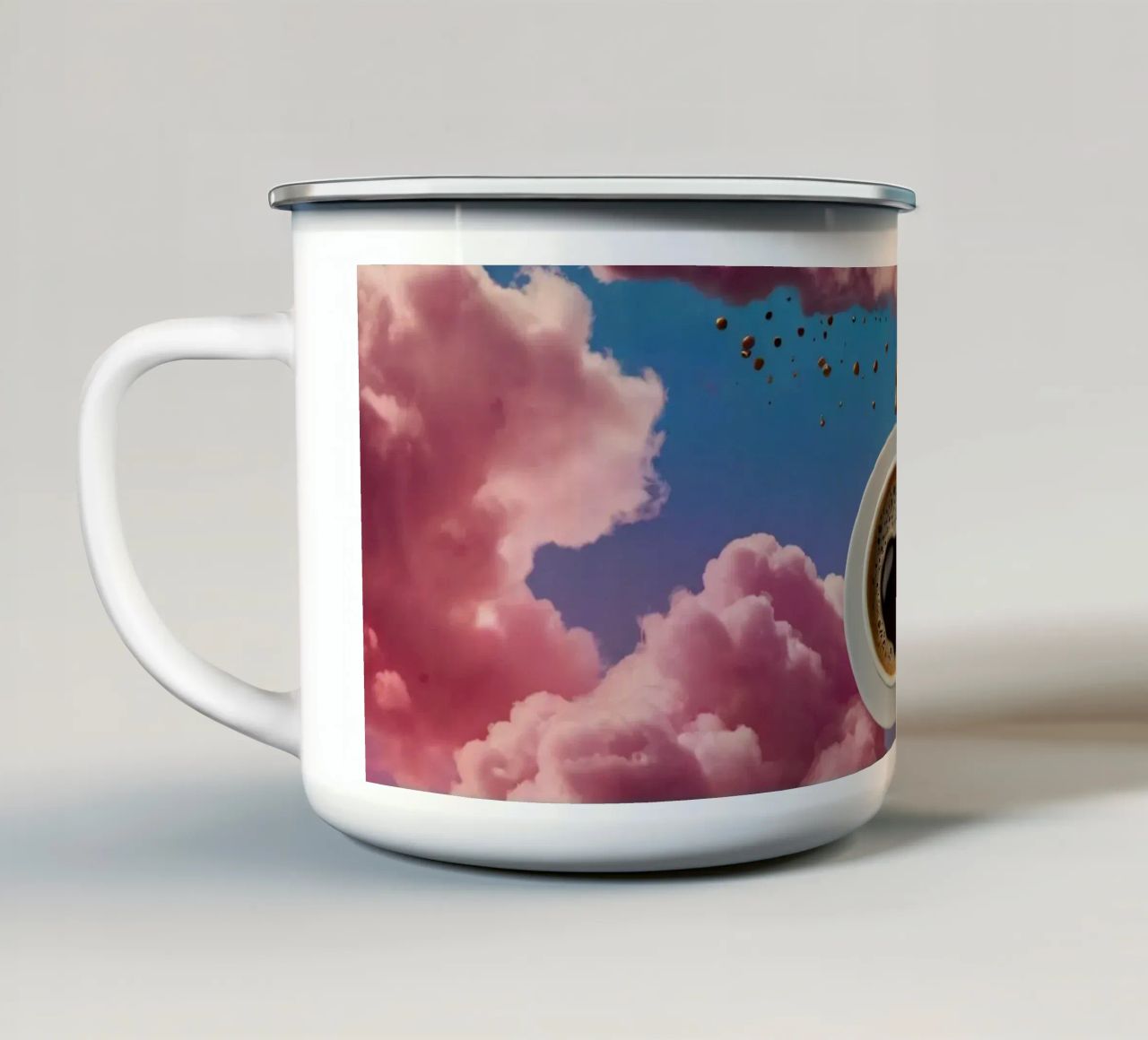 Due tazze di caffè fumanti appoggiate in cima a nuvole colorate arte tazza in smalto da DesignDoodle