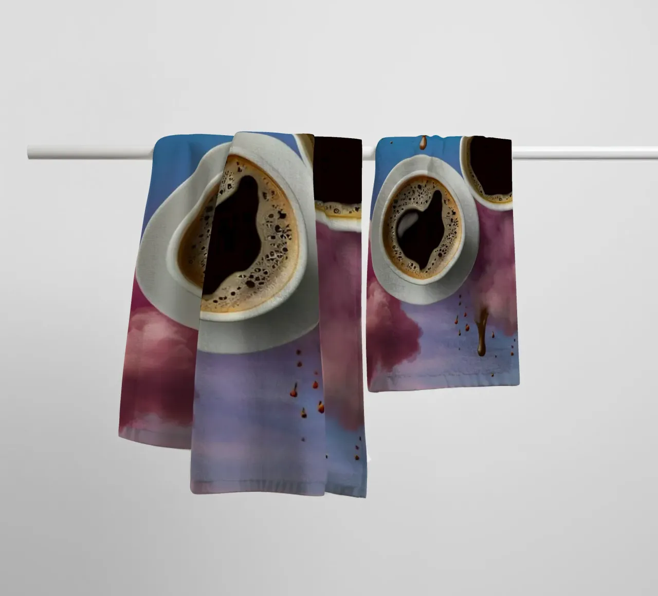 Due tazze di caffè fumanti appoggiate in cima a nuvole colorate arte asciugamano da bagno da DesignDoodle