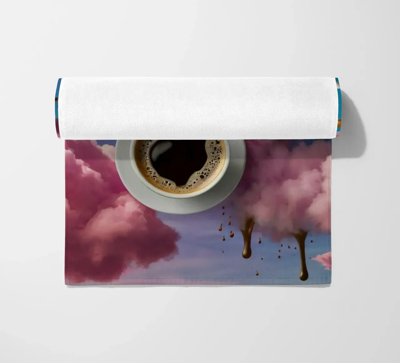 Due tazze di caffè fumanti appoggiate in cima a nuvole colorate arte telo mare da DesignDoodle