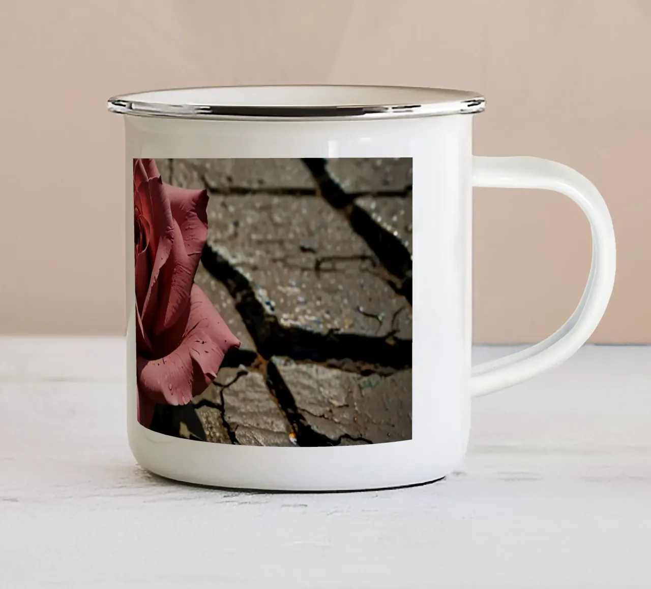 roos rust op gebarsten stoep emaille mok van DesignDoodle