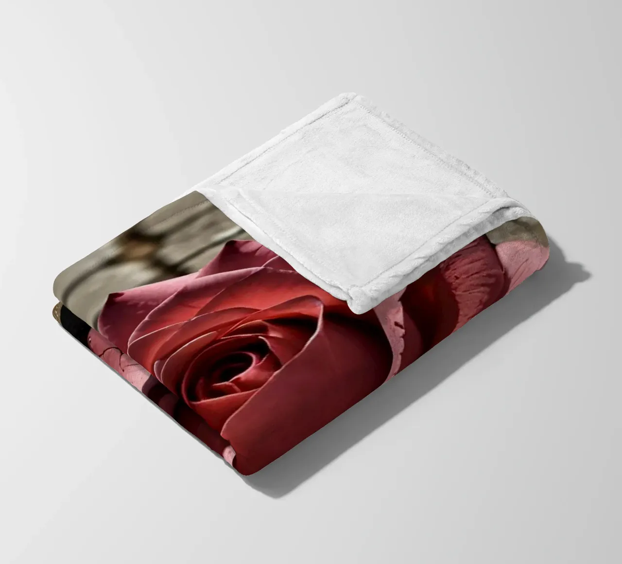 Rose ruht auf rissigem Pflaster Fleecedecke von DesignDoodle