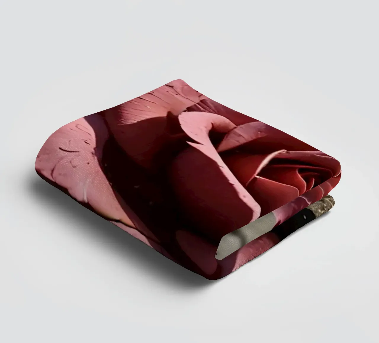 roos rust op gebarsten stoep badhanddoek van DesignDoodle