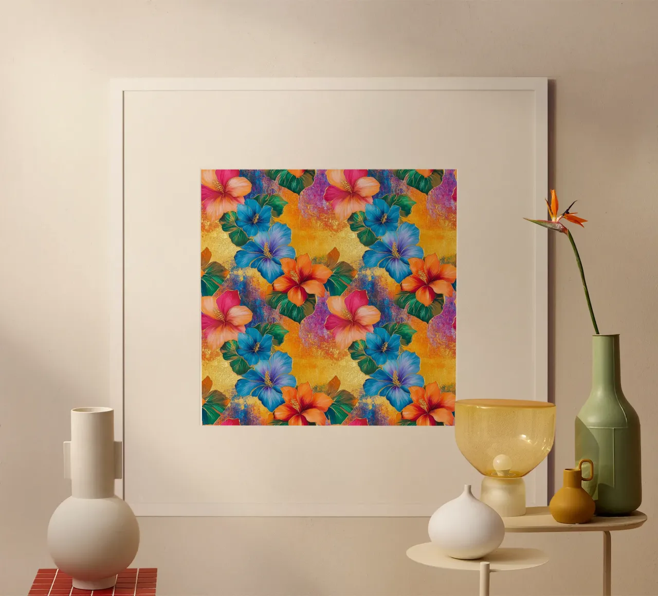 Fiori hawaiani dorati poster con telaio in plastica da Botanical Pattern House