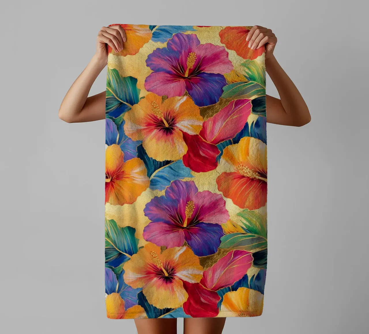 Fiori hawaiani dorati asciugamano da bagno da Botanical Pattern House