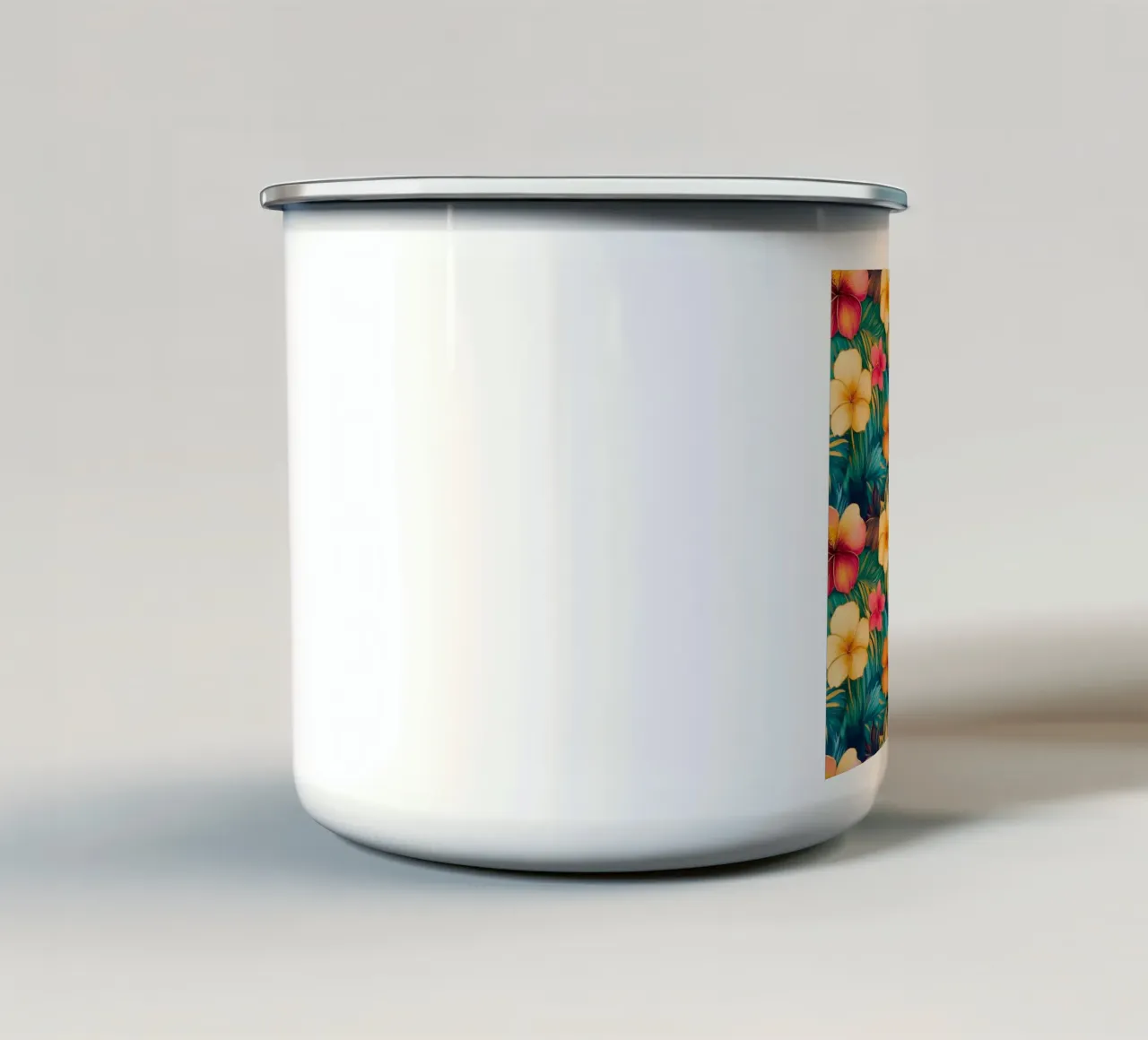 Fiori hawaiani dorati tazza in smalto da Botanical Pattern House