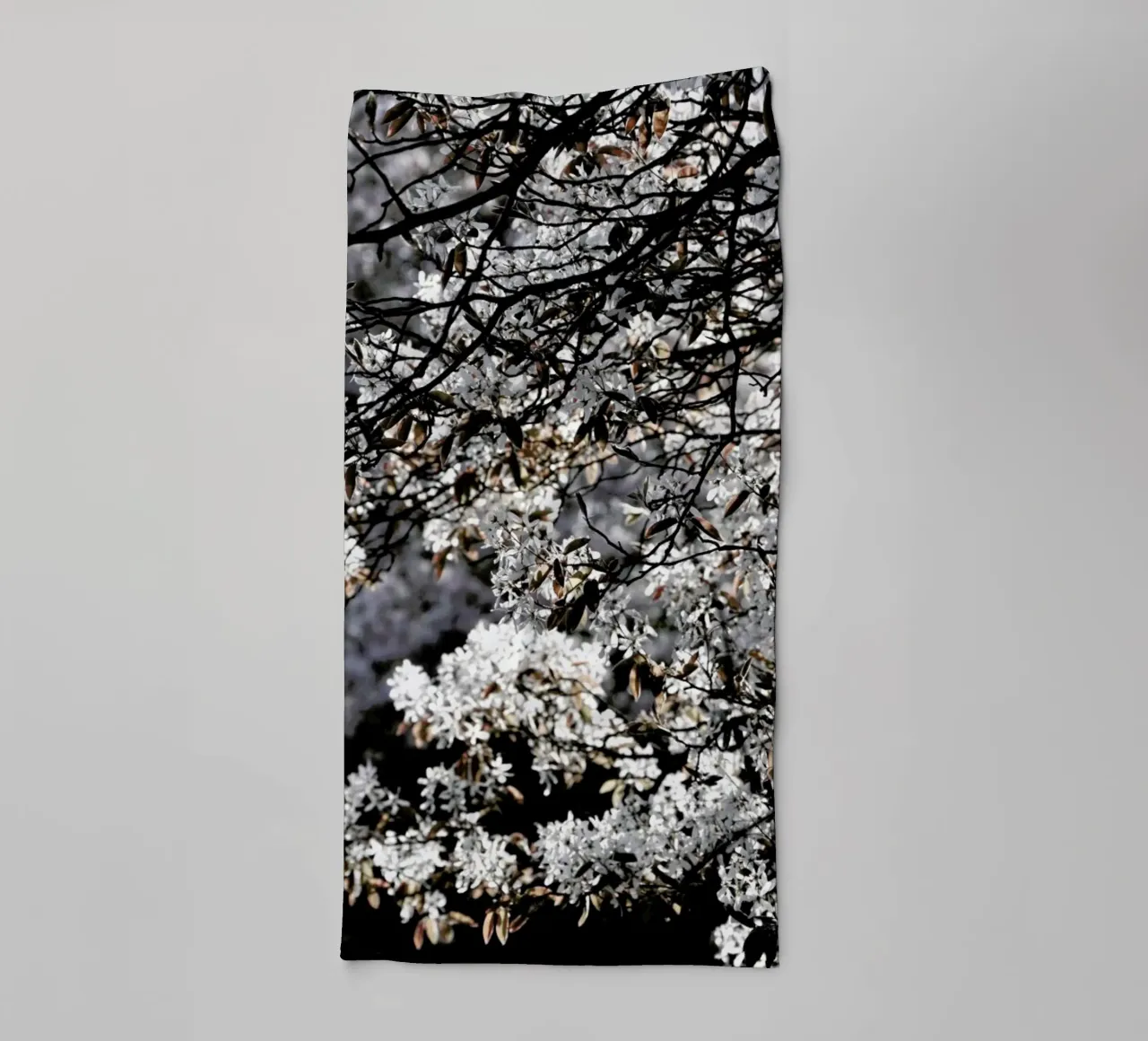 White Japan Spring Blossoms badhanddoek van Studio Nahili