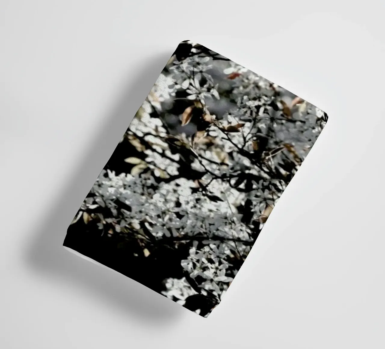 White Japan Spring Blossoms badhanddoek van Studio Nahili