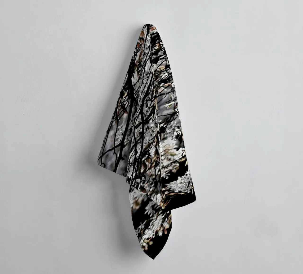 White Japan Spring Blossoms badhanddoek van Studio Nahili