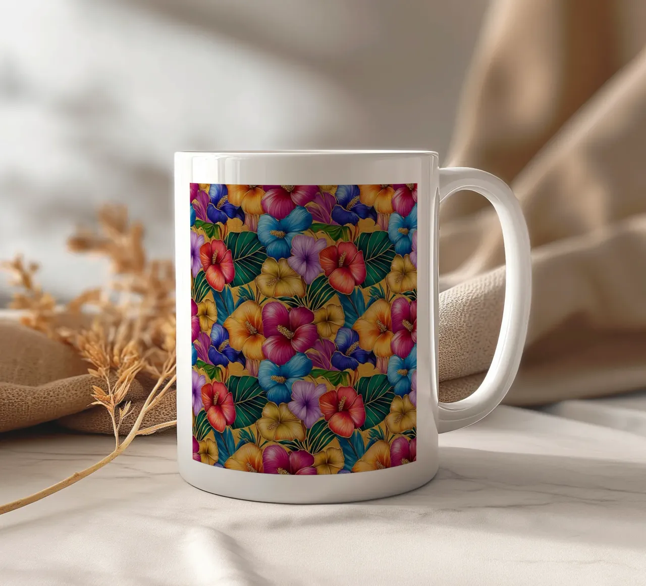 Fiori hawaiani dorati tazza in ceramica da Botanical Pattern House